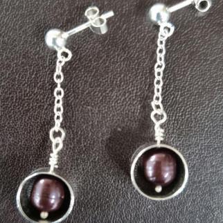 Burgundy pearl earrings, tube set with chain
